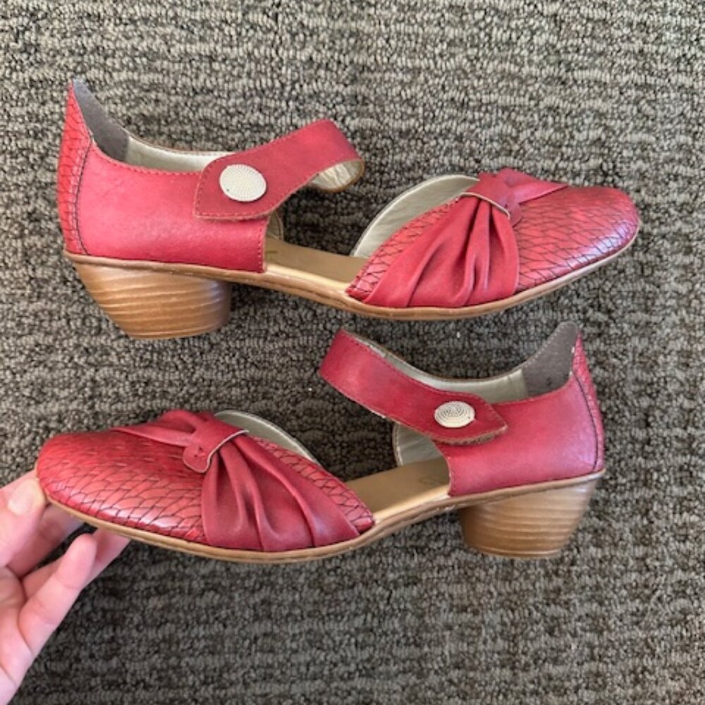 Rieker Mirjam Low Heel Pump in Red / Size 39 (US 8-8.5)